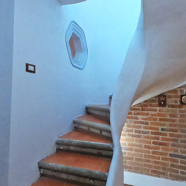 Pasillo a escaleras