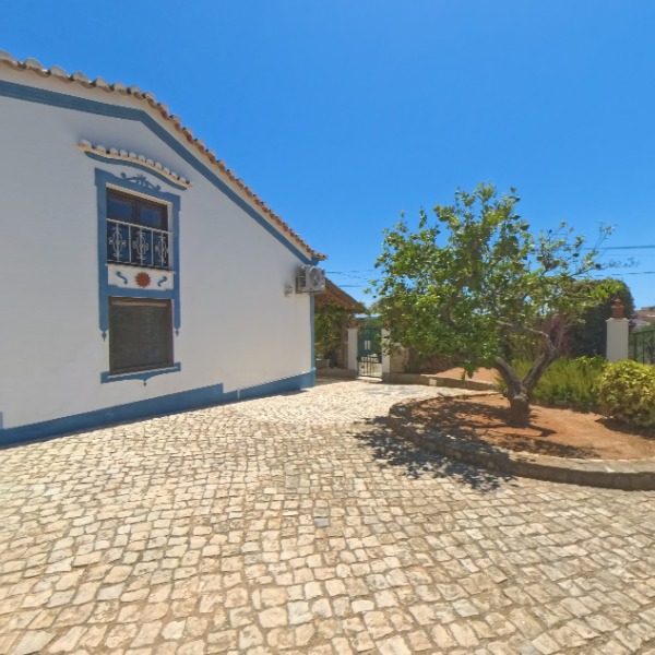 Exterior - Esq