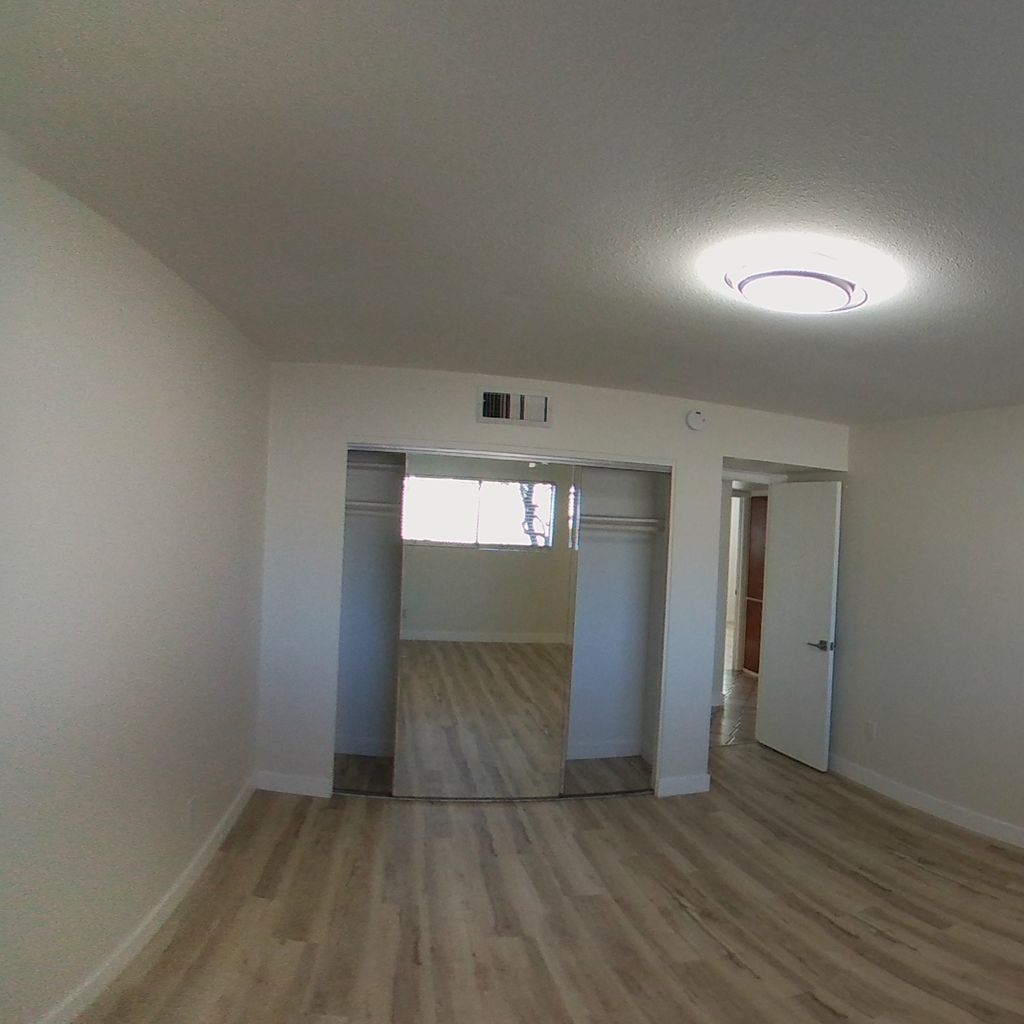 Bedroom M b
