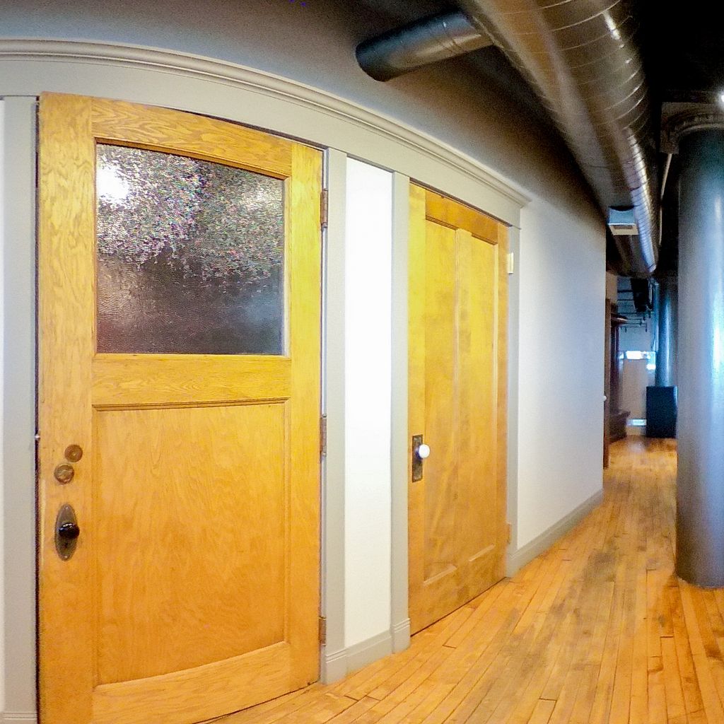 Kitchen side/Southern hallway