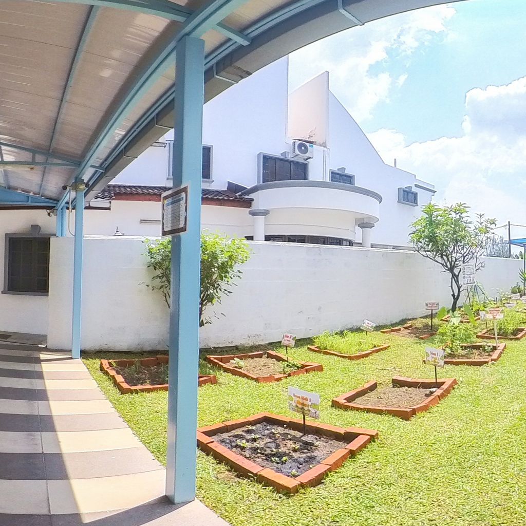 Mud-Kitchen & Garden