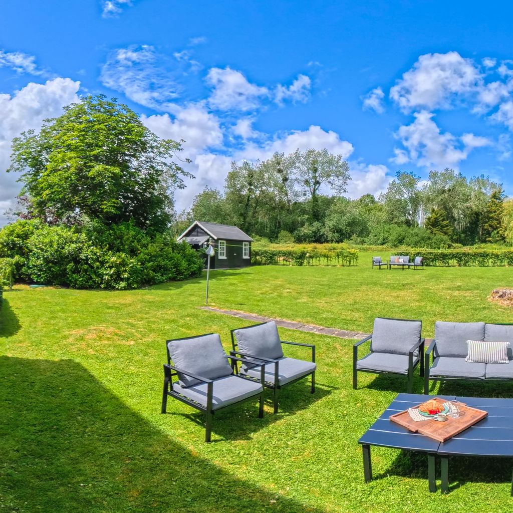 Rear exterior lounge