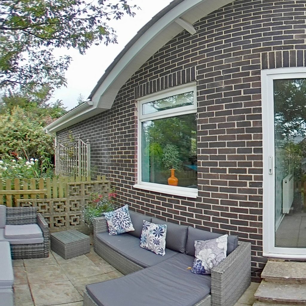 Side terrace