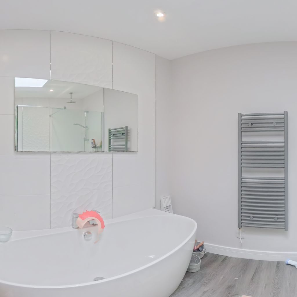En suite Bathroom and Shower