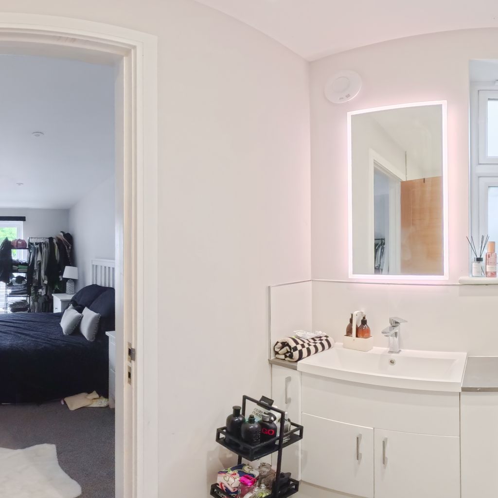 En suite shower