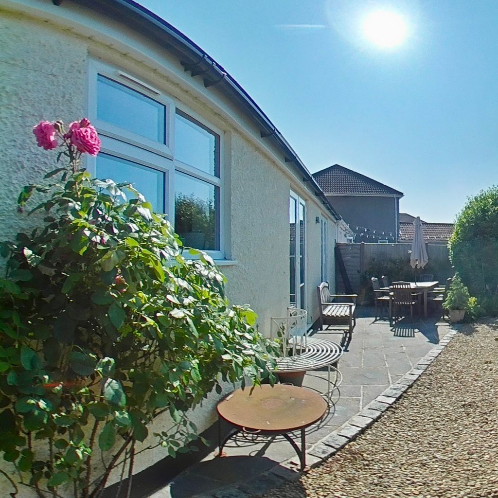 Corner garden