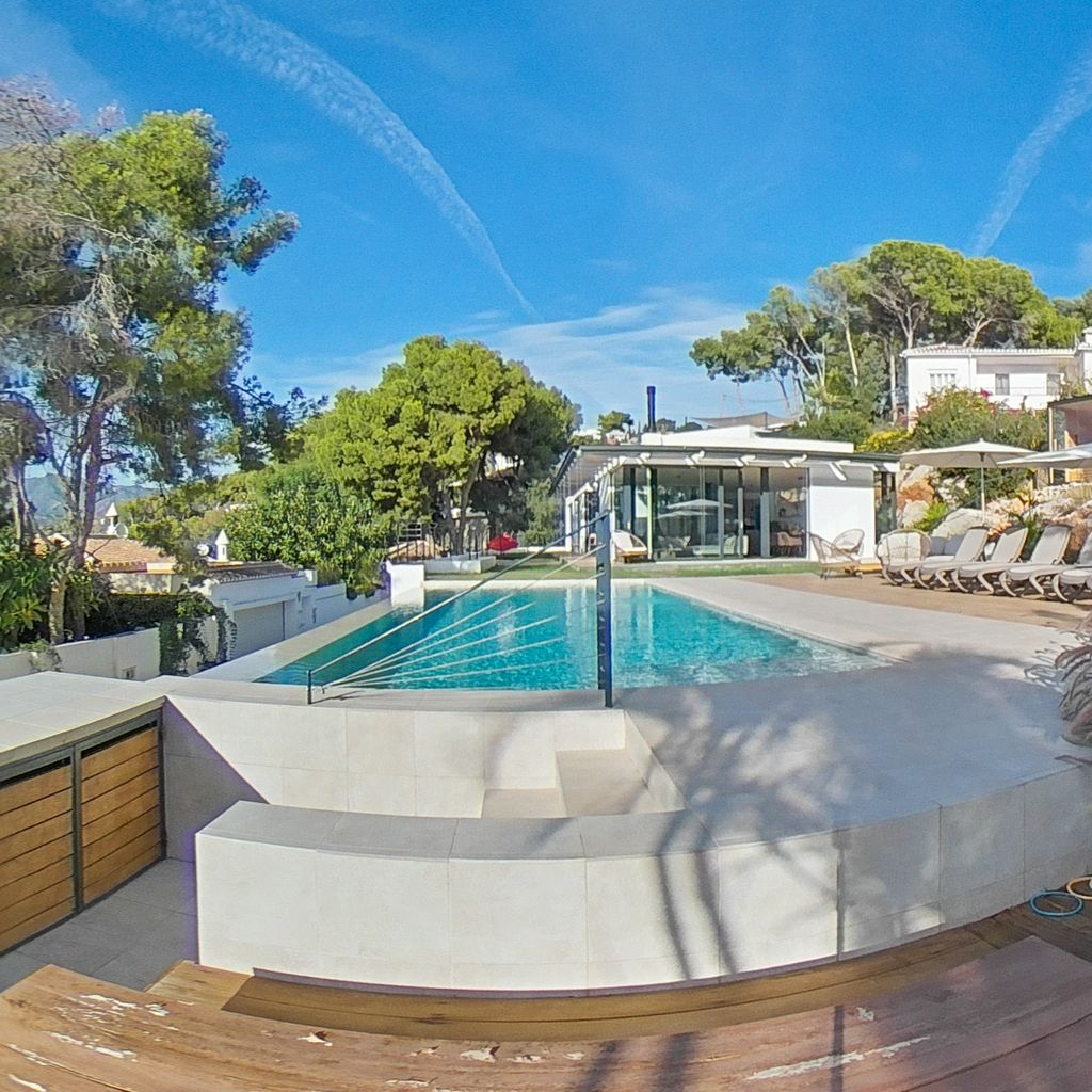 Outdoor kitchen
