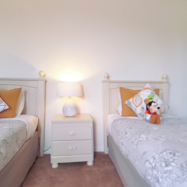 016-bedroom